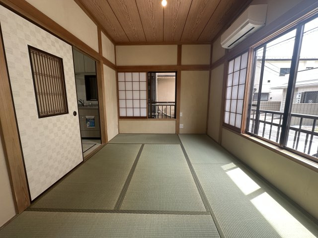 陽の差し込む明るい和室。畳の良い香りが、居室内に安心感という空気をもたらしてくれます。