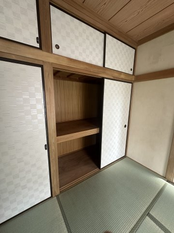 暮らしに欠かせない収納力を備えた押し入れスペース。衣類や日用品、来客用寝具なども整理しやすく、快適な住空間を支えます。