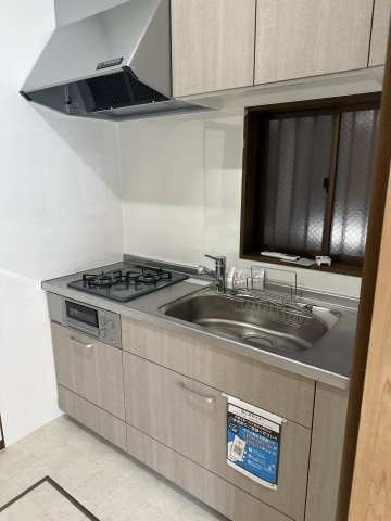 上部の吊戸棚を活用することで、調理器具やキッチン用品を効率よく収納できる便利なキッチン。見える場所をすっきり保ちやすく、気持ちよく料理を楽しめます。