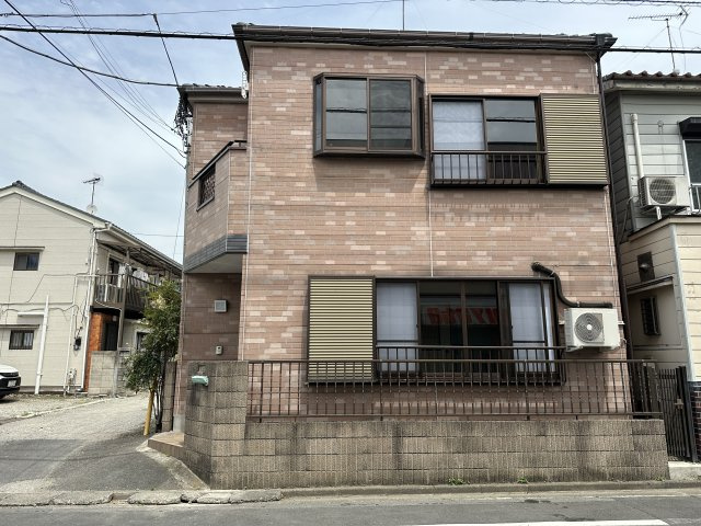 落ち着いた色合いの外観が印象的な住まい。角地ならではの視界の抜け感が、毎日の暮らしに心地よさをもたらします。