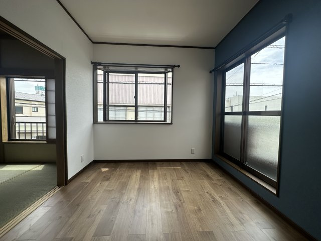 光と風が心地よく行き交う二面採光の居室。家具配置もしやすく、居心地の良い自分だけの空間づくりを楽しめます。
