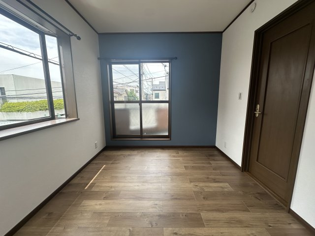 上品で落ち着いた雰囲気の洋室は上質な時間を期待させます。外の景色が見え、開放感あるつくりになっています。