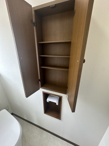 トイレ用品や掃除道具をすっきり収納できる収納スペース付き。生活感を抑えながら、清潔感のある空間を保ちやすい設計です。