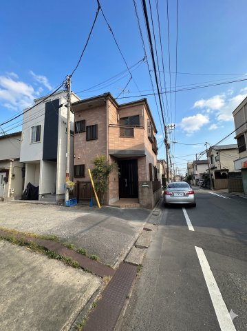 7.2ｍ幅道路に面しており、開放感のある住環境。近隣にはスーパーやコンビニなどお買い物施設が点在しており、暮らしの利便性に長けています。