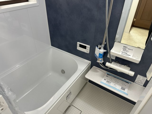 落ち着いたアクセントパネルが上質感を演出する浴室空間。毎日の疲れをゆっくり癒せる、くつろぎのバスタイムを叶える空間に仕上がっています。