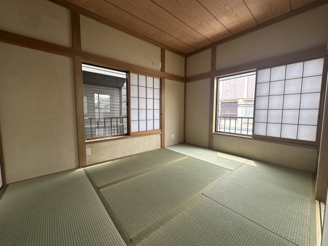 畳ならではのやわらかな空間が魅力の和室。ごろんと横になってくつろげる、心地よい時間を過ごせる場所です。