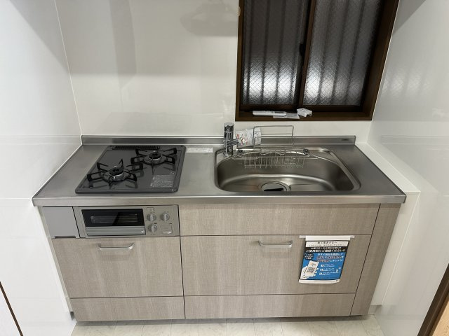 コンパクトながら使いやすさに配慮されたキッチン空間。必要な機能をしっかり備え、毎日の料理時間を快適にサポートします。