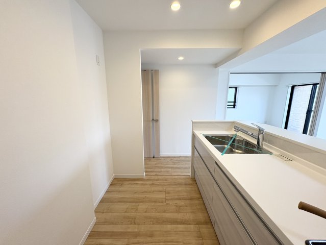 収納豊富なキッチンで、調理器具や食品も整理しやすく便利です