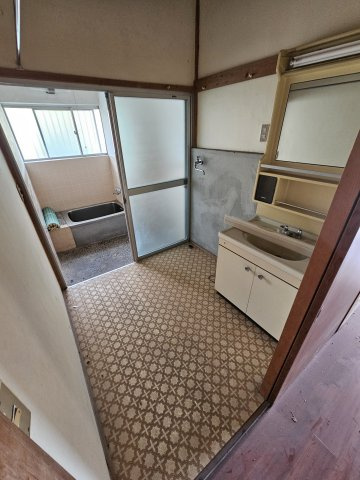 【下中山戸建ての独立洗面台】