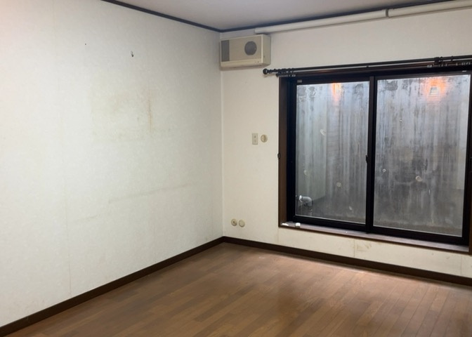 洋室のメリットは重い家具が置きやすく、身の回りが整理しやすいことです。　床がフローリングのため畳とは異なり凹みにくいです。　クローゼットなど収納が豊富で、普段使わない旅行カバンや服の整頓も簡単にです。