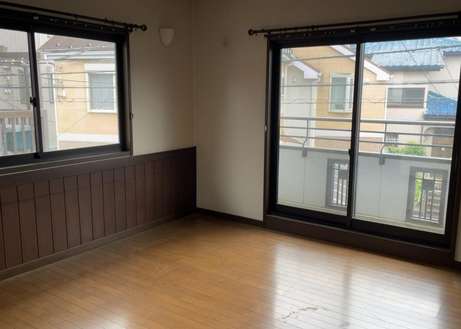 寝室でゆっくりと過ごすためにはベッド周りの適度な空間を担保することや窓の位置、照明の明るさ、寝室の広さなどを考える必要があります。自身や家族の構成とライフスタイルに併せて寝室にする部屋を選びましょう！