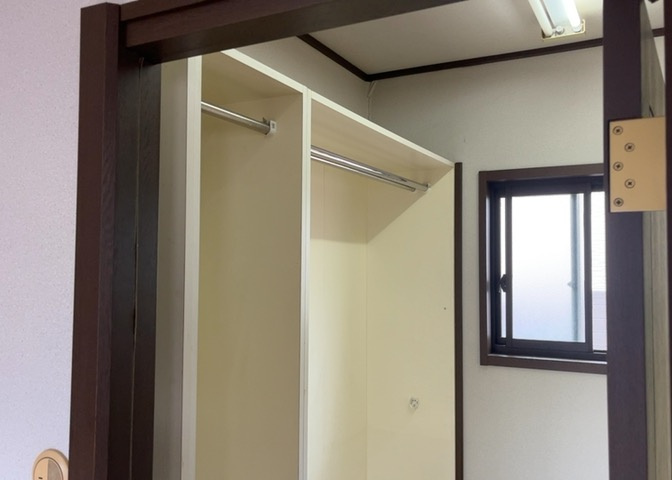 デザイン性を重視しすぎて収納が少なかった！なんてことにならないため、事前に現地で収納の数を確認しておくことをお勧めします。クローゼット以外にも床下収納や屋根裏収納、パントリーなどもチェックしましょう。