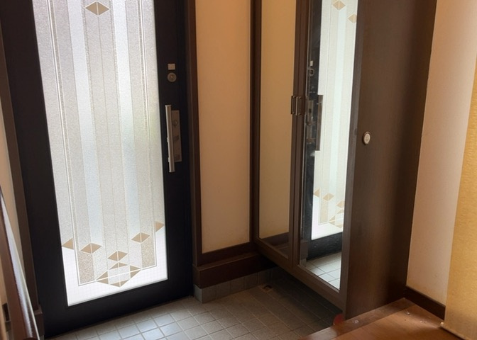 玄関は家の顔でもあり、家族以外の目にも止まる場所です。玄関は外との間を仕切る扉、靴などをしまっておく収納スペース、靴脱ぎのたたきスペース、来客とのやり取りをするドアホンなど複数のアイテムからなります。