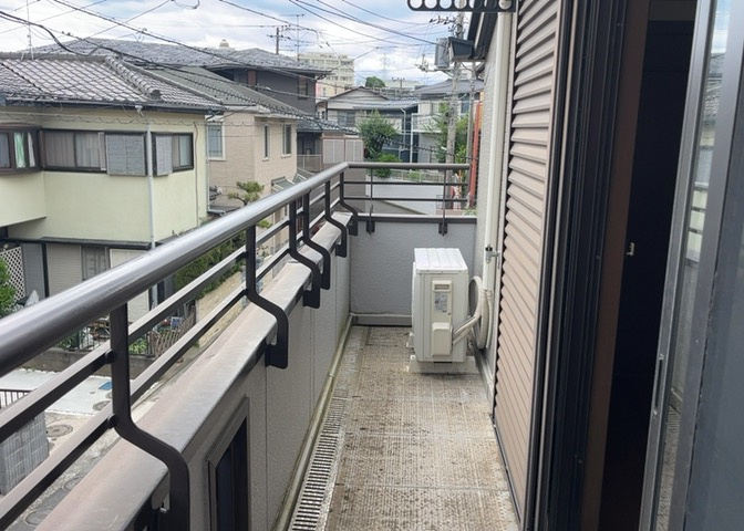 バルコニーは、室外の専用スペースのうち、「屋根がなく開放された空間」であるものを指します。ベランダより広いタイプのものが多く、日当たりもよいため家庭菜園などを楽しみたい人にとって適した環境となります。