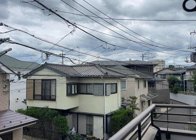 眺望を気にして物件を探す場合、前面に建物が建っていないか現地で確認しましょう！前面に建物があると景色はもちろん、日当たりや風通しにも影響が出てきます。住んだ時のことを想像しながら現地見学をしましょう。