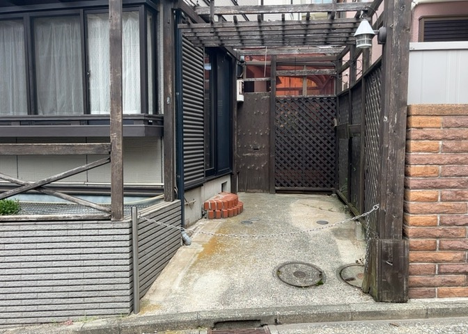 駐車場と明記されていても、最小スペースでつくられた駐車場だと大型車は駐車できなかったり、出入りしにくくなったりする可能性があります。お車のサイズと購入したい物件の駐車場のサイズを現地で確認しましょう。