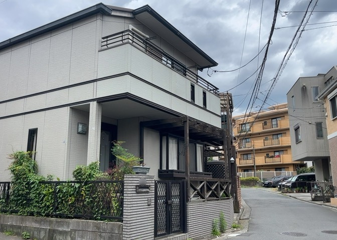 住宅用の土地では前面道路に2m以上接していなければならないと法律で定められています。しかし、お持ちの車のサイズやライフスタイルなどにより、2mでは利便が悪い場合もございますので、事前に確認しましょう。