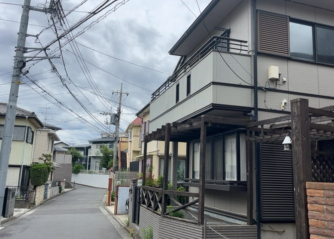 お持ちの車種によっては前面道路が広い方が便利でしょう。しかし、前面道路が広ければその分交通量が多くなるため、騒音などが気になる場合があります。実際に現地を見学し、周辺交通量や騒音などを確認しましょう！