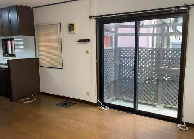 L型アイランドタイプは、キッチンからダイニングにもリビングにも目が行き届くので、とても使いやすい配置です。L字型独立タイプは、キッチンを独立させてるためLDKというよりもLDといった様なイメージです。