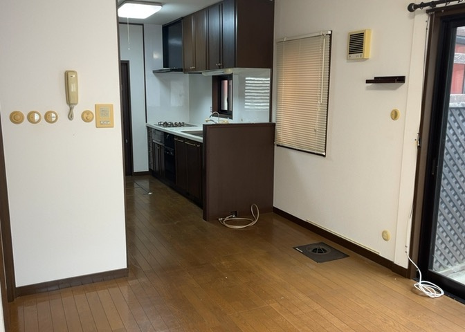 ダイニングは、食事や家族の団らんスペースとしてだけではなく、ほかの用途としても使用することができます。ダイニングテーブルを置き、食事のためのスペースを作ることでリビングとの差別化を図ることができます。