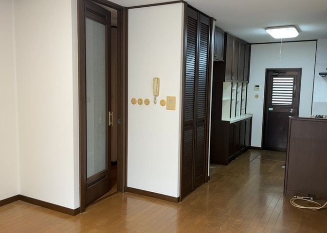 ダイニングにはダイニングテーブルセットなどを置くことが多く、間取りにおいて「D」と略記されますが、食事を作るときの作業場として使用したり、朝食を食べたりするときだけに使われるケースも少なくありません。
