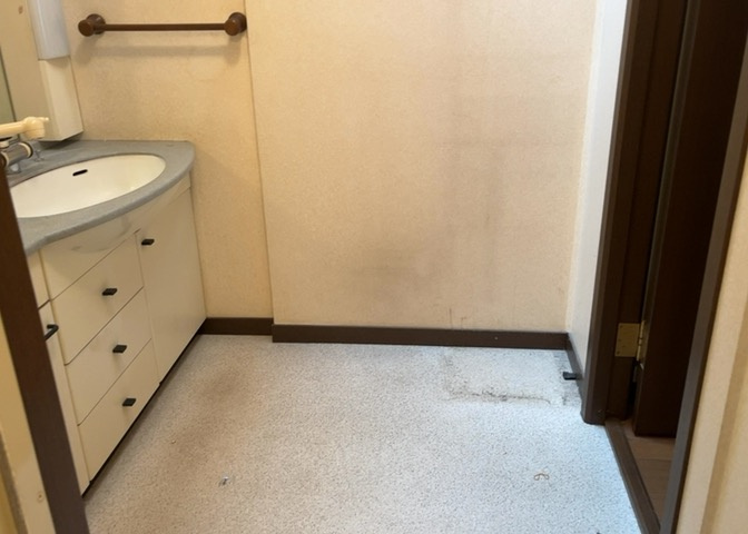 多くの戸建て住宅で見かける洗面脱衣所は、洗面台と洗濯機が2畳ほどのスペースに並べられていて、洗面所が脱衣所を兼ね備えている間取りが一般的です。お客様が利用することもある、パブリックな空間でもあります。