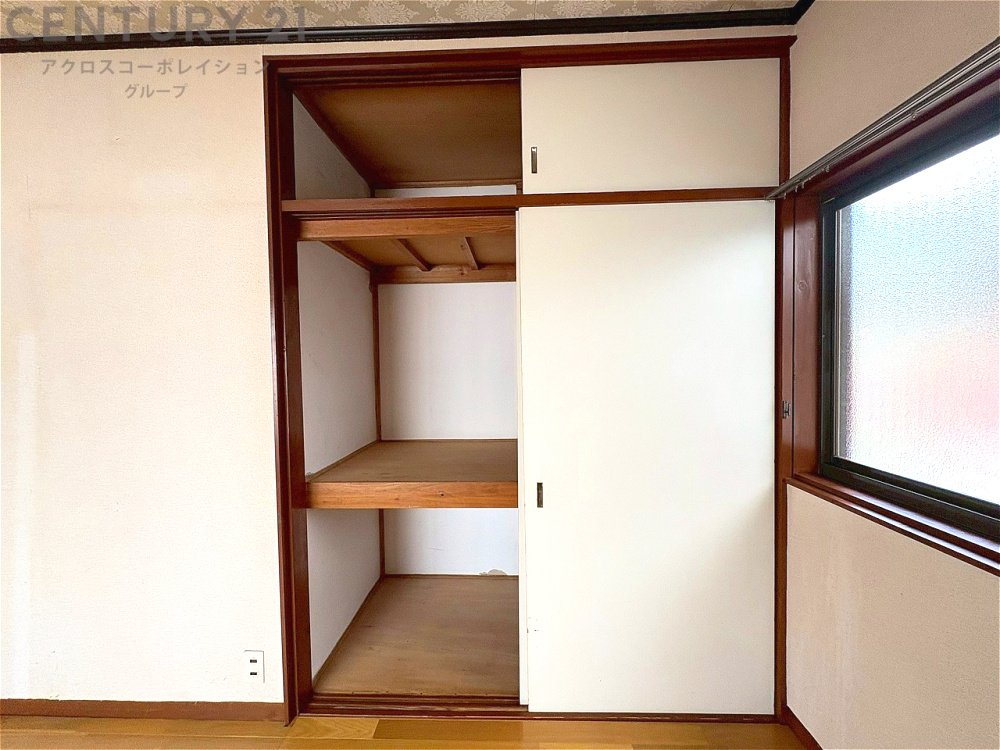 押入れは季節の衣類、寝具などを収納できます。伝統的な美しさと実用性が融合し、収納物を保護する調湿・換気効果があります。使い方によっては書類や小物なども効果的に整理でき空間を有効活用できます。