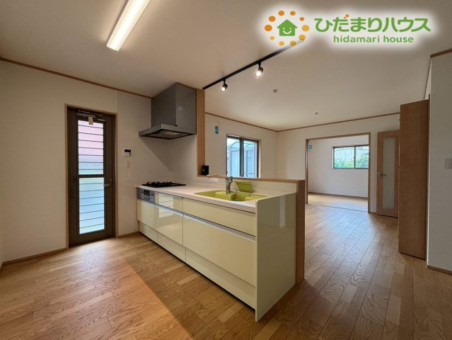 ゴミ出しや荷物の搬入に重宝する便利な勝手口付きキッチン！生ゴミを一時的に屋外へ出せるため、室内を清潔で爽やかに保てます！お料理中の換気もスムーズに行え、毎日の家事を心地よくサポートしてくれます！