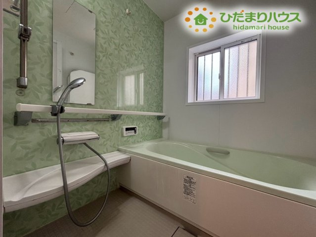 足を伸ばしてリラックスできるゆったりとしたバスルーム！1日の疲れを心地よく癒やしてくれる至福の空間です★お手入れがしやすい素材と快適な設備を揃えており、毎日の入浴タイムがとっても楽しみに！