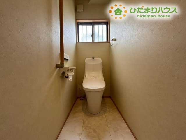 衛生的に使用できて心地よい空間を保てる快適なトイレ！お掃除がしやすい形状で、日々の丁寧なお手入れもラクラク行えます♪ご家族みんなが毎日気持ちよく安心して利用できる清潔なトイレ空間ですよ！