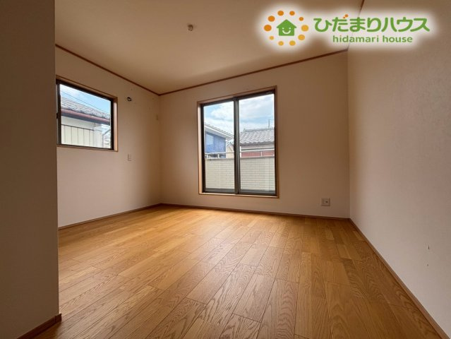 主寝室にピッタリなゆとりある7帖の洋室！大型ベッドを配置しても空間に余裕があり、ゆったりとリラックスできます！心地よい静けさと温かみのある雰囲気の中で、毎日の疲れを癒やし快適に眠れますよ！