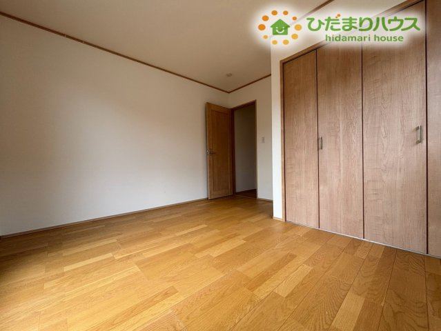 落ち着きのあるナチュラルテイストな内装で仕上げた寝室！お好みのインテリアや照明が良く映え、自分好みの快適な空間づくりを楽しめます☆温かみのあるお部屋で、就寝前のリラックスタイムを満喫できますね！