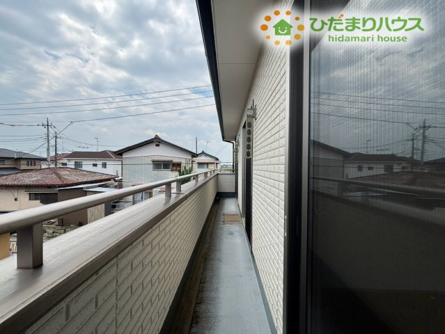 3部屋から直接アクセス可能な利便性の高いバルコニー！各部屋からの布団干しや洗濯物の出し入れがスムーズに行えて大変便利です♪太陽の光をたっぷり浴びて、衣類もサッパリ気持ちよく乾きますよ！