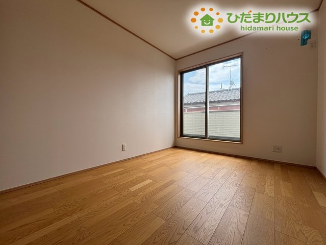 お子様部屋に最適な使い勝手の良い6帖の洋室！学習デスクやベッドを置いてもゆとりがあり、伸び伸びと過ごせます！集中して勉強に取り組める環境で、お子様の健やかな成長を優しく温かく見守れますよ(*^-^*)