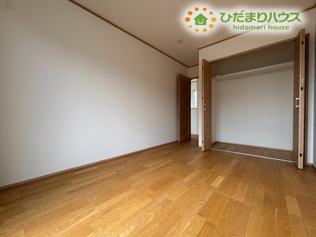 お洋服や学用品をスッキリ収められるクローゼット完備の子供部屋！自室にしっかり収納できるため、自然とお片付けの習慣が身につきます。部屋に物が溢れず、伸び伸びと快適に勉強や遊びに没頭できますね！