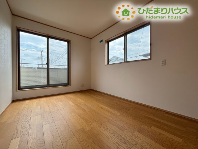 2方向に大きな窓を備えた風通しの良い2面採光の洋室。爽やかな風と明るい陽光が効率よく室内に入り込み、いつでも心地よい空間に♪換気もしやすく清潔な空気環境を保てるため、毎日快適に過ごせます！