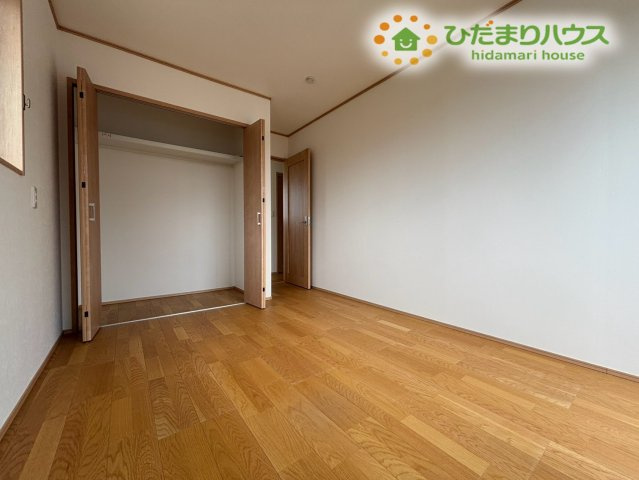 明るくシンプルな内装でコーディネートされた居心地の良いお部屋です。どんなデザインの家具とも相性が良く、レイアウトの幅が広がります！お気に入りの空間に仕上げて、毎日のプライベートタイムを楽しめますね！
