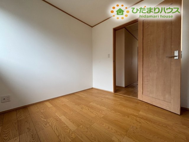 木の温もりが感じられる落ち着いた空間デザイン。窓からやわらかな光が差し込み、居心地の良さを実感できます♪書斎や趣味のお部屋、お子様用など、ご家族の成長に合わせて多目的に活躍しますよ！