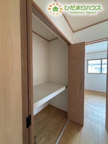 2階廊下に完備された利便性の高いホール収納！季節の寝具や掃除用品、家族で共有するグッズをまとめてすっきり整理できます！2階で使うものをサッと出し入れでき、毎日の片付けや掃除がとってもスムーズ◎