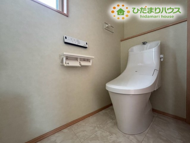1階に加えて2階にも利便性の高いトイレをしっかり完備！朝の忙しい通勤・通学時間帯の混雑を避けられ、ストレスなくスムーズに使えます。夜間も階下に移動せず利用できるため、毎日快適に過ごせますね★