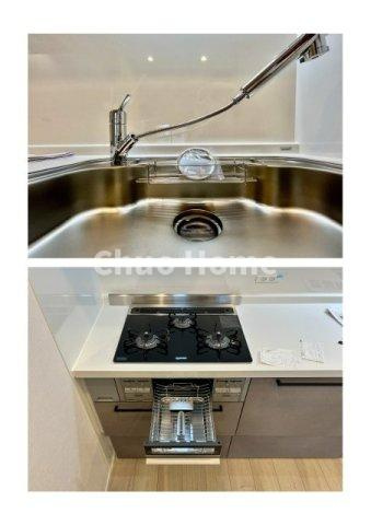 【キッチン水栓】キッチン水栓はシャワーヘッドが伸びますのでシンクの隅々まで届きます。【三ツ口コンロ】奥様に好評な三ツ口コンロと魚焼きグリルです。