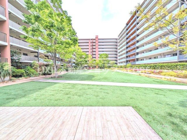 広々とした中庭は、建物や壁に囲まれた外部空間で、採光・通風の確保、防犯性の向上といったメリットもございます。