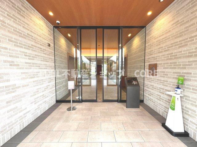 高級感あるエントランス部分になります。オートロックのマンションです。