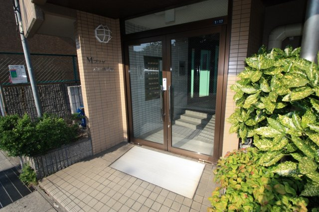 玄関アプローチも大事な空間です。めまぐるしく過ぎ行く日々の中でゆったりとした休息と癒しを提供してくれる居住者のプライベート空間があります。