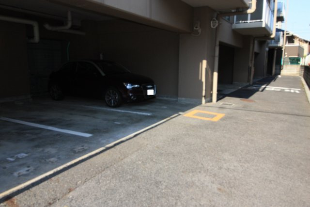 運転の苦手な奥様でも安心して駐車していただけます。
