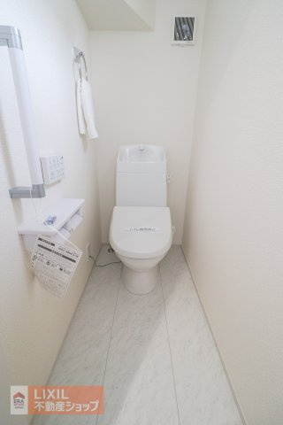 【トイレ】現地完成写真。温水洗浄暖房便座付き。