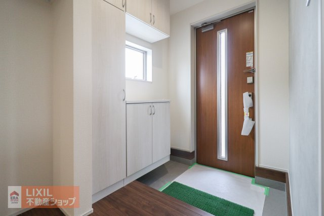【玄関】現地完成写真。ゆったりと明るい玄関がご家族や来客をお出迎え。