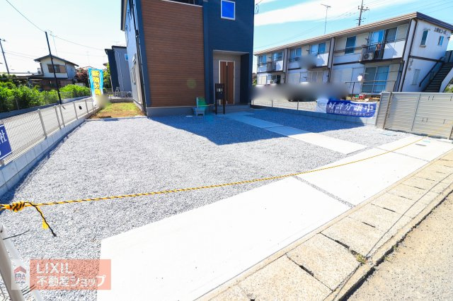 【駐車スペース】現地完成写真。ゆったりとした駐車スペースです。
