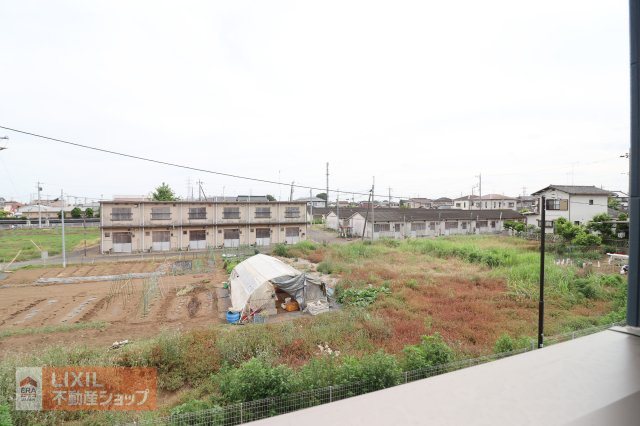 【建物からの眺望】現地完成写真。バルコニーからの景色。十分な間隔が確保されております。