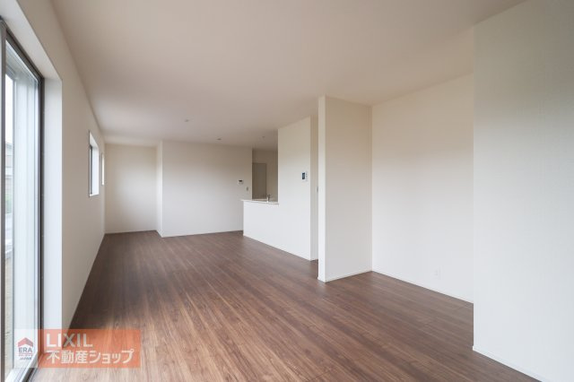 【リビングダイニング】現地完成写真。家族で過ごせるくつろぎの空間